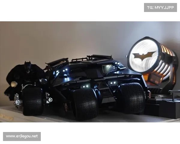 全新蝙蝠车霸气上线，新一代蝙蝠侠肌肉感十足，明年6月北美上映